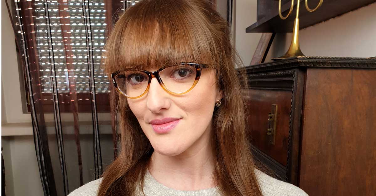 devojka sa naocarima