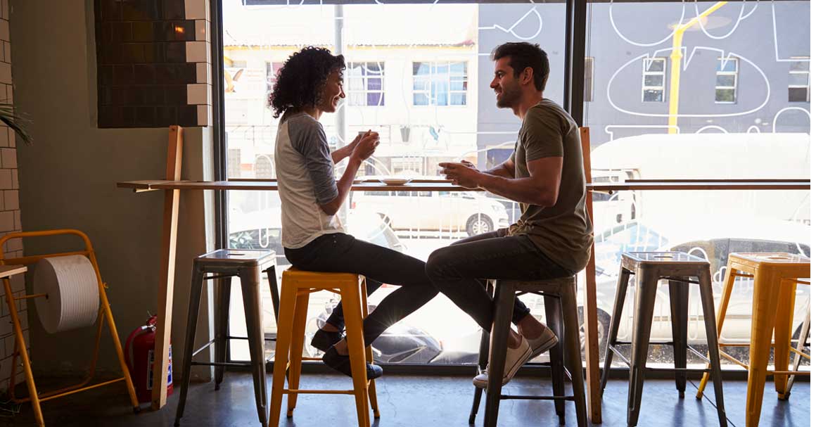 Momak i devojka u kafiću